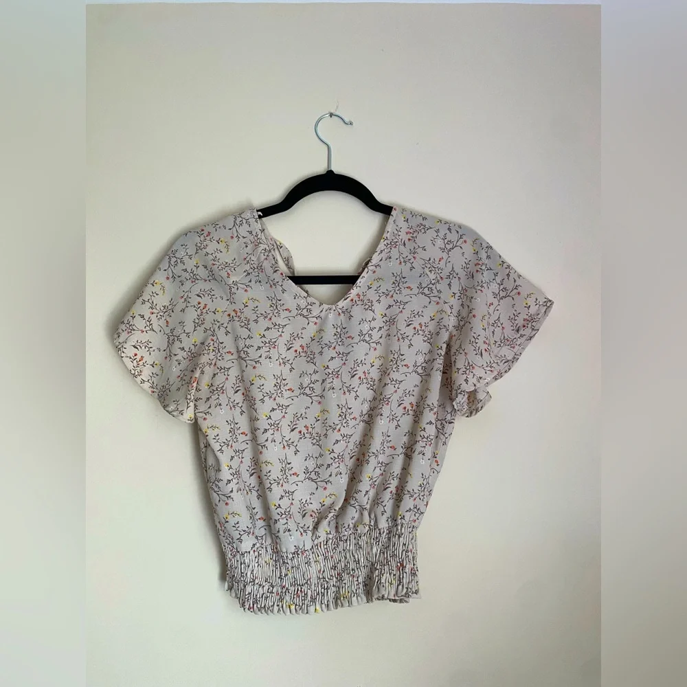 Floral top with a tie in the back - Picture 1 of 3